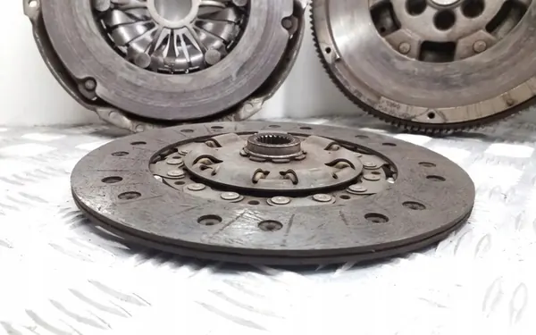 Conjunto de embreagem Skoda Yeti 2011 03L105266BM image 2