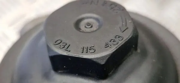 VW Oljefilterfäste OEM 03L117021C - Begagnad image 5