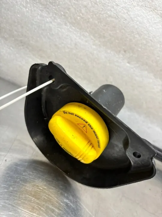 Öleinfüllstutzen OEM 8200795333 152596817R Gebraucht image 3