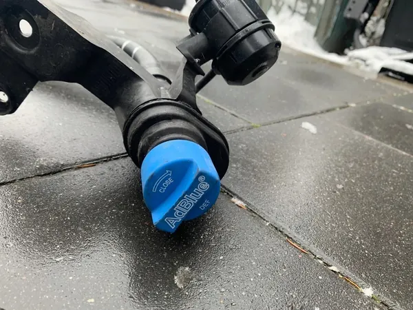 Tuyau de remplissage AdBlue BMW X5 G05 d'occasion OEM 7440011 image 3