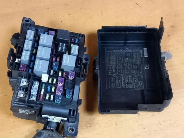 Sulakekaappi OEM 91950-2G741 Kia Magentis II 2.0 CRDI:lle image 2
