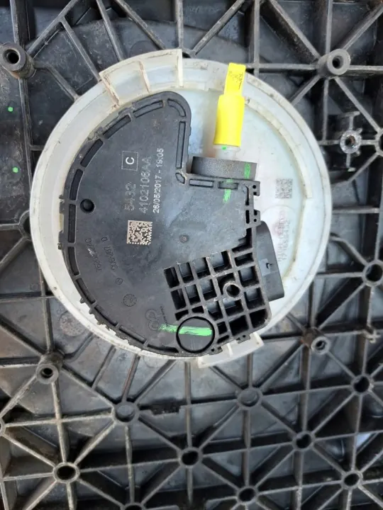 Tanque AdBlue Audi OEM 8W0131878AQ - Estado Usado image 4