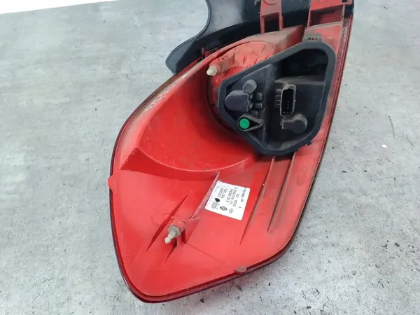 Luz Trasera Derecha Renault Clio III FL Kombi 8200586844 image 4