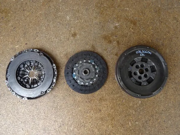 Embreagem completa LUK para Audi TT A3 Q3 Golf VI 2.0 TDI image 2