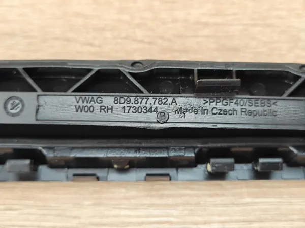 Schuifdak rail afdekking rechts Audi A5 OEM 8D9877782A image 3