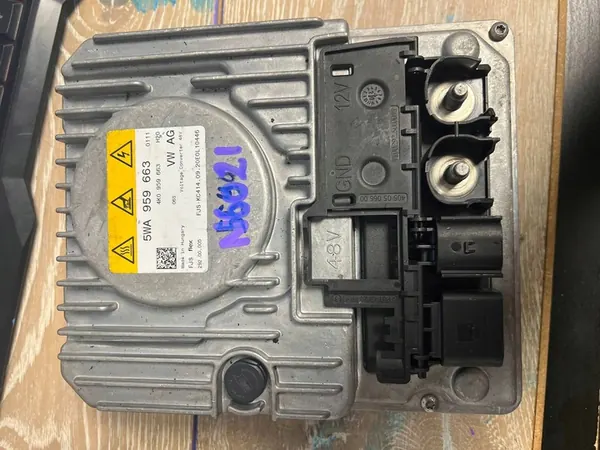 VW GOLF VIII VARIANT 1.5 e-TSI 110KW 2021 Omvormer 5WA959663 image 1