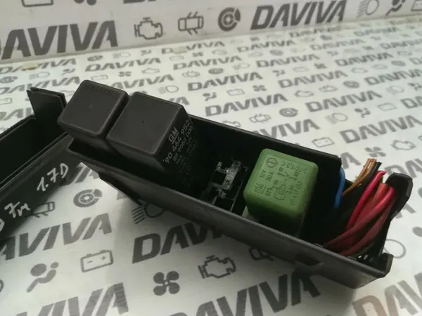 Conjunto de Caixa de Fusíveis 1997 Frontal Preto - OEM 90464952 image 2