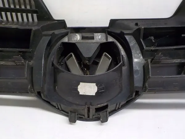VW GOLF V Grill Front image 3