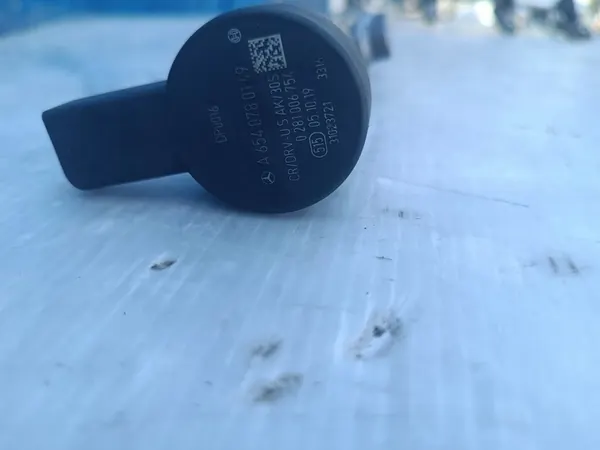 MERCEDES W206 FUEL RAIL A6540700195 image 5