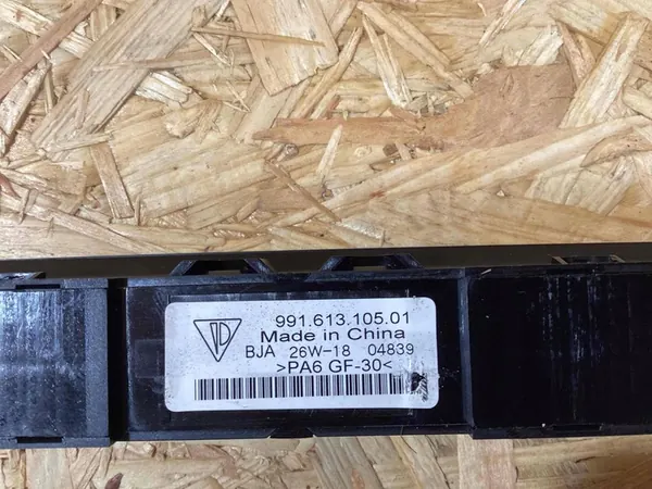 Porsche 911 Kofferbakontgrendelknop OE 99161310501 image 4