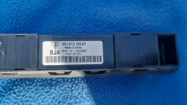 Porsche 911 Kofferbakontgrendelknop OE 99161310501 image 9