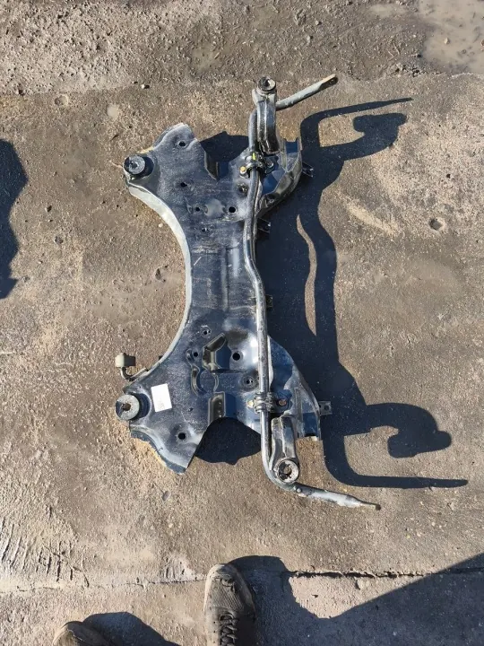 Soporte motor delantero OEM 62401-D7650 usado image 4