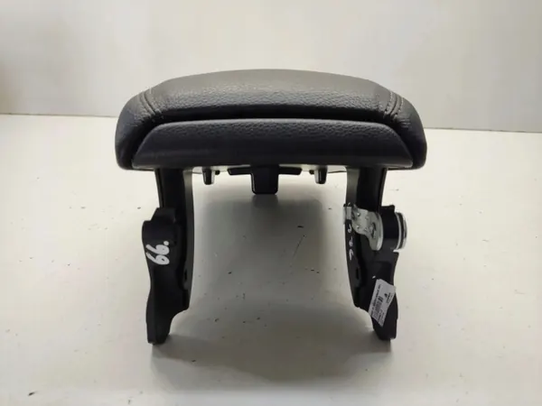 Accoudoir Mercedes-Benz A W176 2017 OEM 1246042 image 5