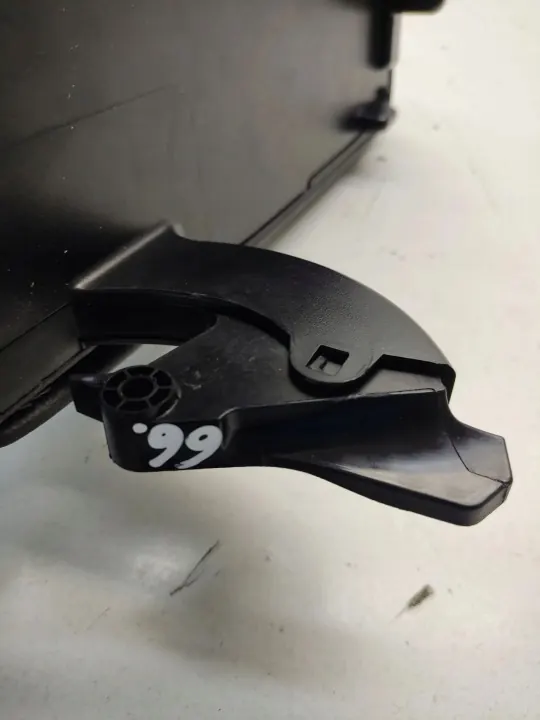 Accoudoir Mercedes-Benz A W176 2017 OEM 1246042 image 7