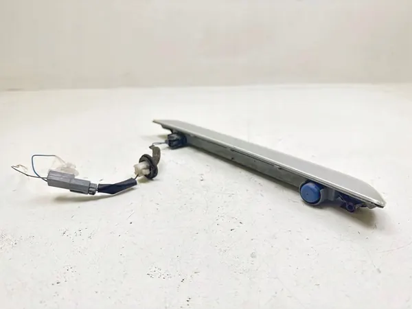 TOYOTA OE 81570-05110 LUZ DE FREIO LED AVENSIS, AURIS image 2