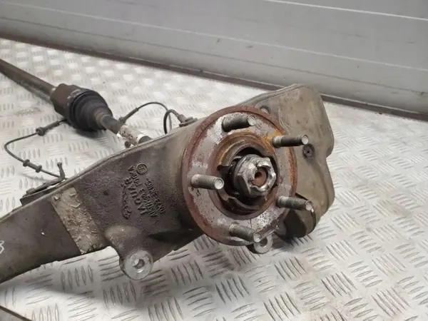 Jaguar XF 2015 Framhjulsnav höger OEM DX233N128AB image 3
