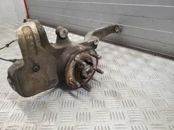 Jaguar XF 2015 Framhjulsnav höger OEM DX233N128AB image 6