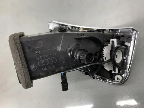 Grelha de ventilação dianteira esquerda OEM 4L0820901 Audi Q7 image 4