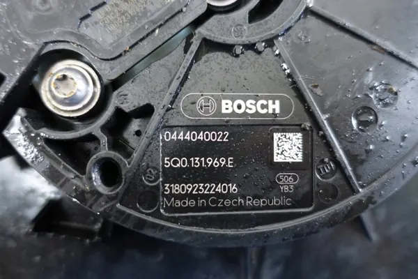 Tanque AdBlue usado OEM 5QA131877D para VW Touran III image 4