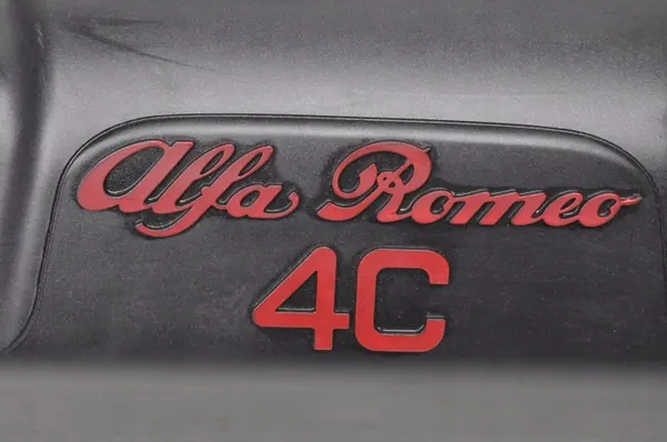 Cubierta Motor Alfa Romeo 4C OEM 55255217 image 3