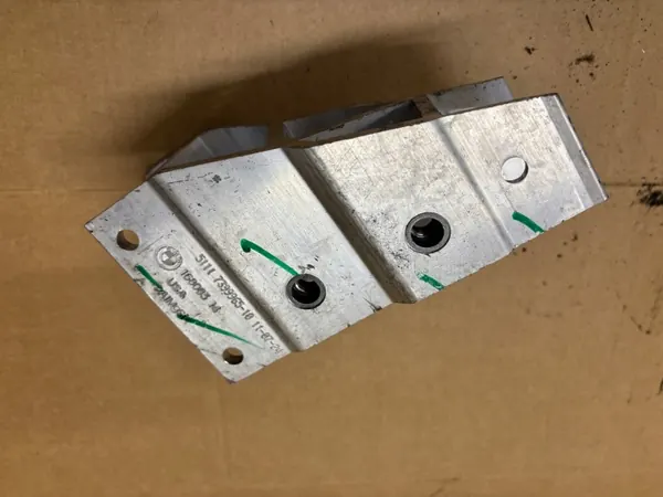 BMW X4 G02 Radiatorbevestiging OEM 7399965-10 image 3