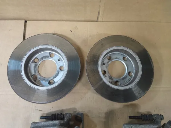 Bromssats bak OEM TARCZE HAMUCLOWE TYŁ TYLNE + ZACISKI KOMPLET 1.4 1.6 BENZYNA image 4
