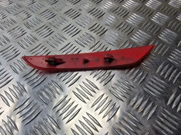 Refletor para-choques traseiro direito VW OEM 5K0945106A image 3