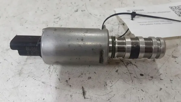 Soupape de commande d'arbre à cames Peugeot 3008 II OEM 9825813780 image 2