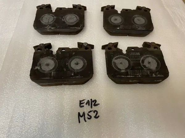 BMW M2 F87 frambromsbelägg OEM 2284971 image 2