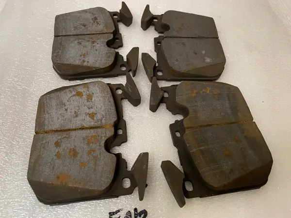 BMW M2 F87 frambromsbelägg OEM 2284971 image 5