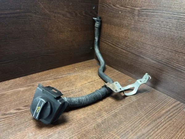 Mercedes-Benz Oljefyllkapsel OEM 6460160229 image 2