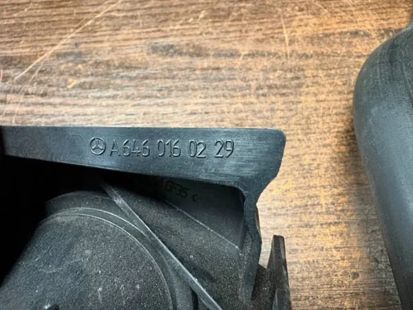 Mercedes-Benz Oljefyllkapsel OEM 6460160229 image 6
