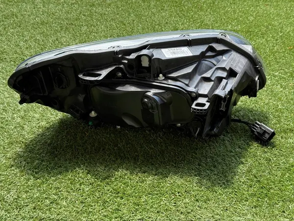 Vasen ajovalot Volvo XC60 Lift Xenon 8 PIN 31698808 image 4