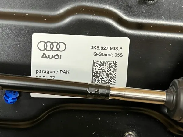 Audi A7 Spoiler OEM 4K8827948F LY9T - Mécanisme Coffre image 3