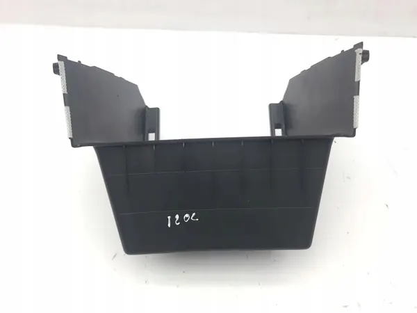 Enchufe USB Hyundai Kona OEM 84680CM300 - Usado image 3