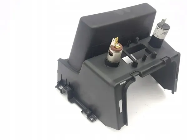 Enchufe USB Hyundai Kona OEM 84680CM300 - Usado image 6