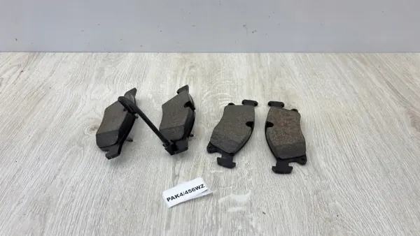 Plaquettes de frein avant OEM 673011564 DGQ avec capteur image 2