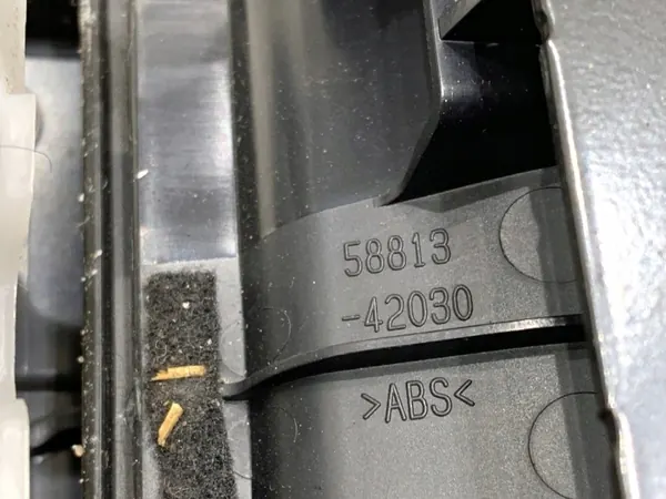 Reposabrazos OEM 58813-42030 para Toyota RAV4 IV SUV image 4