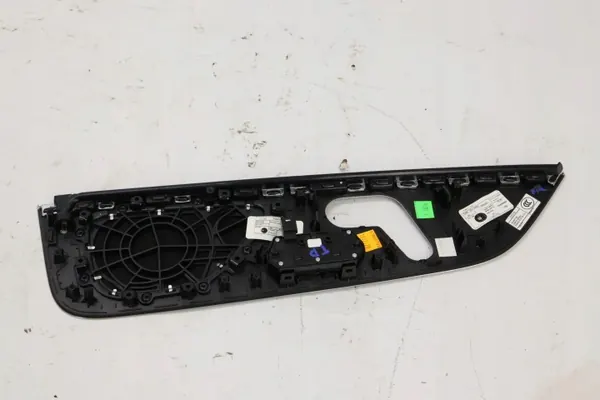 Panel de decoración trasero derecho Mercedes GLS X167 OEM image 3