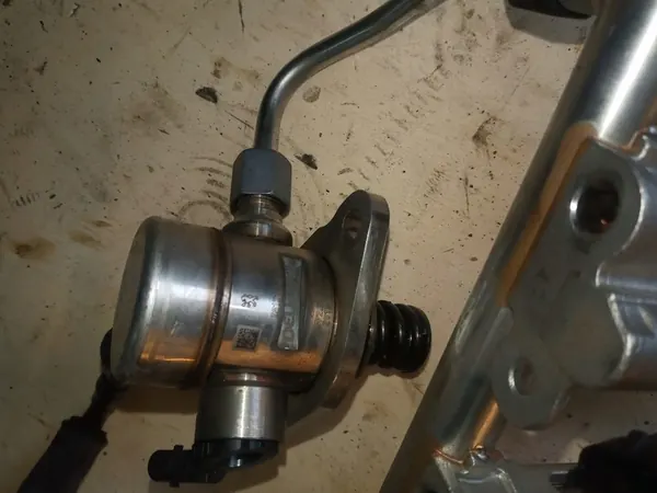 PEUGEOT 1.2 THP INJECTORRAIL POMP 9811353880 image 3