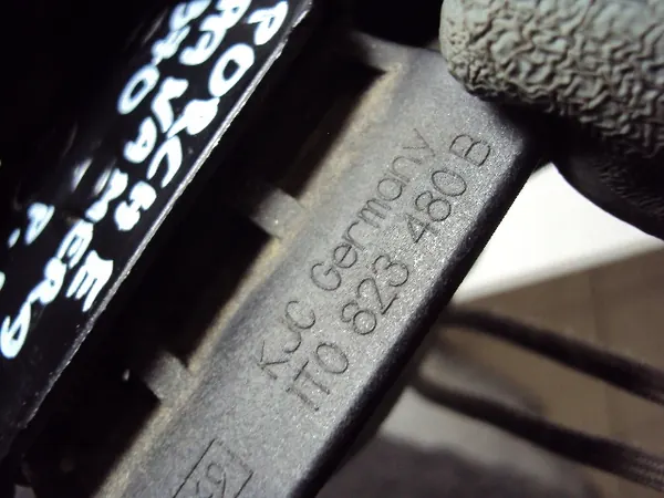 Porsche Panamera 970 Motorhuvslås 2013 OEM 1T0823480B image 4