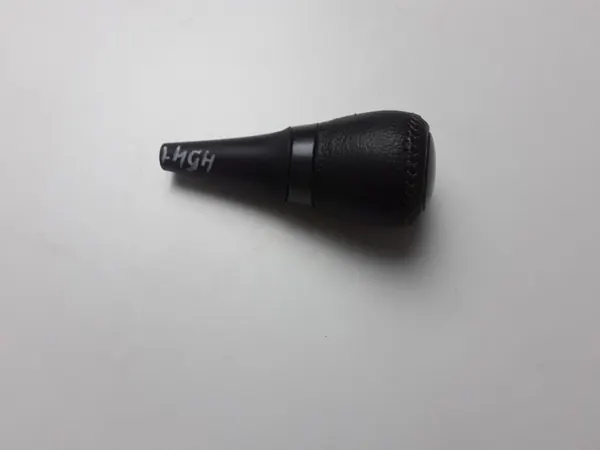 Pomo de cambios Toyota Yaris OEM 335040D240B8 - Usado image 2