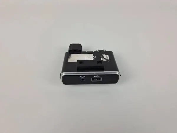 Tomada USB OEM 07356707570 para Fiat 500L image 5