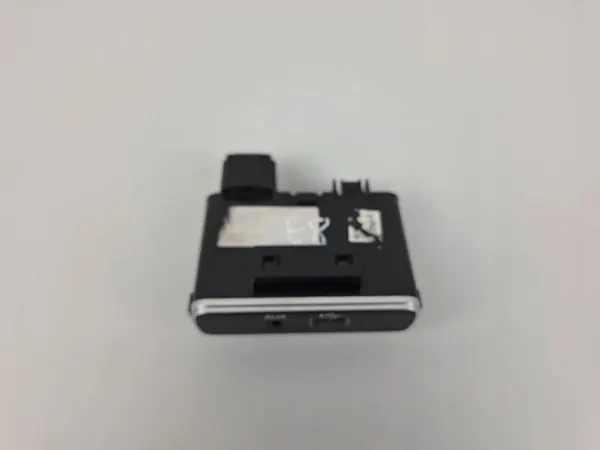 Tomada USB OEM 07356707570 para Fiat 500L image 8