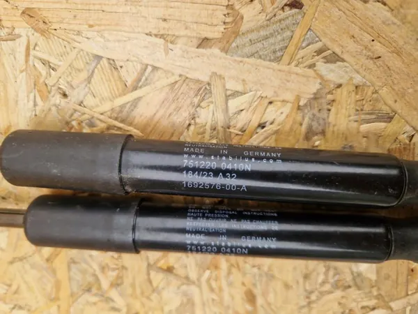 Amortecedor capô Tesla Y OEM 1692576-00-A - Usado image 3