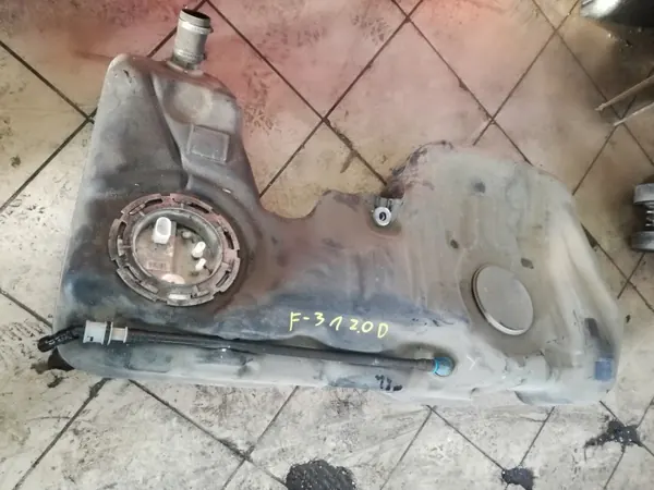 BMW F30 F31 polttoainesäiliö 2.0D OEM pumpulla image 2