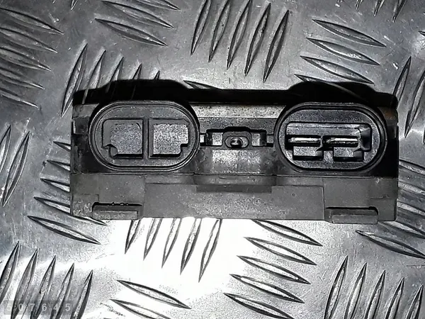 Relé Volvo V70 2008 2400td 136kw OEM 940011200 image 5