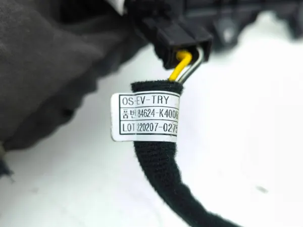 Tomada USB Hyundai OEM 84639-K4510 - Usado image 6