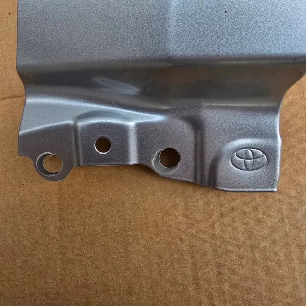 Toyota Yaris IV oikea etulokasuoja OEM 53811-K0070 image 8