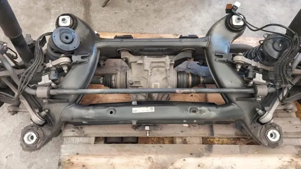 Mercedes C-Klasse Coupé W205 AMG achterbalk OEM 2053504826 image 2